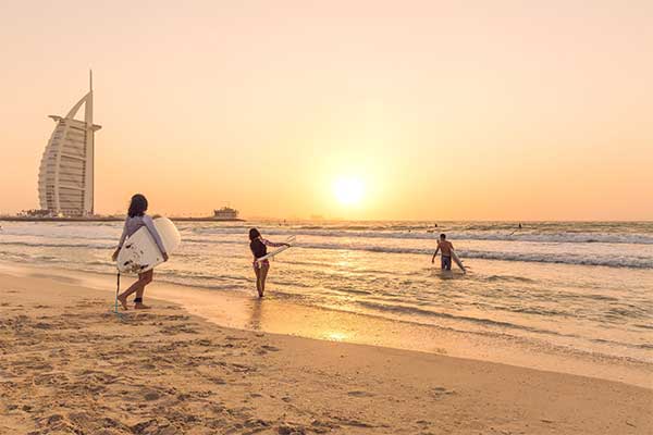 Dubai amplía su oferta de turismo de playa y abre tres nuevas playas para el baño nocturno