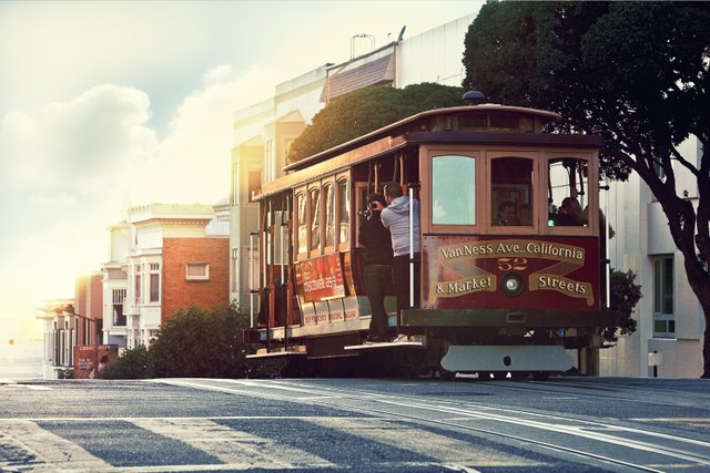 La SFMTA y el ferrocarril de Market Street se unen para celebrar el 15º aniversario de los teleféricos